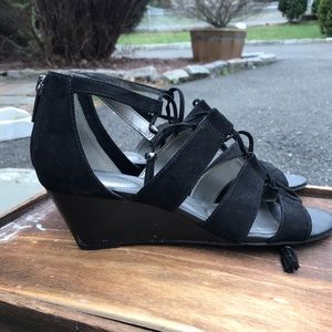 BLACK WEDGE WITH LACE